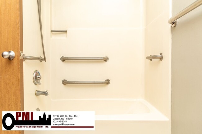 Building Photo - 2 Bedroom and 1 Bathroom Duplex Available ...