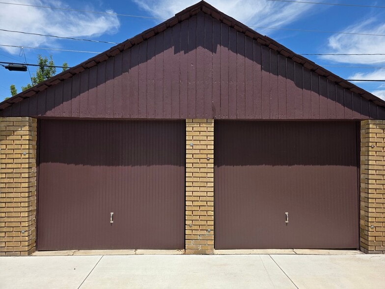Building Photo - 211 Maple St