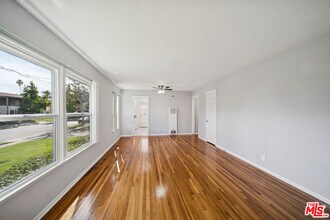 Building Photo - 5329 Vantage Ave