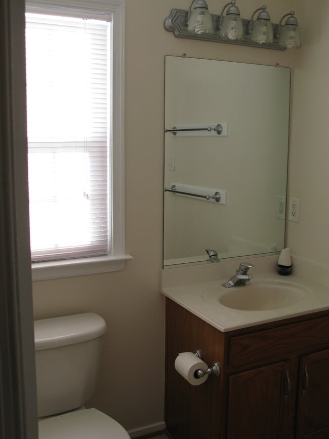 Building Photo - 7809 Silktree Pl