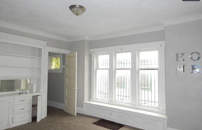 Building Photo - 10817 Hull Ave