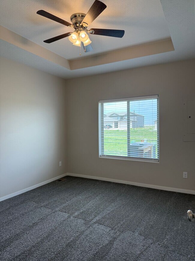 Building Photo - zero entry ranch townhome with 2 stall garage.  Spacious 2 bedroom/2.5 bath