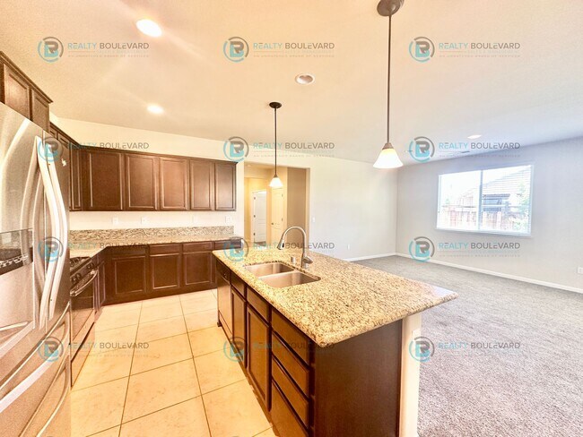 Building Photo - 3 Bedroom 2 Bathroom with Garage covered patio and beautiful yard!