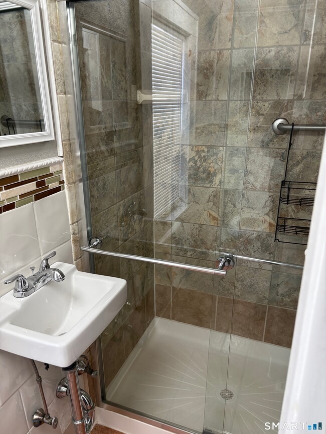 Building Photo - 77 Crestwood Rd