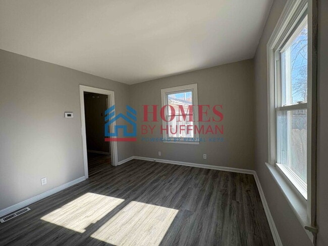 Building Photo - Three Bedroom House | Fenced Yard | Norths...