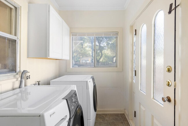 Building Photo - 324 Lytle St