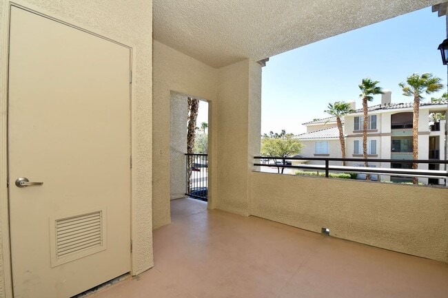 Building Photo - Charming 1 Bedroom Condo on 2nd Floor Next To Durango Casino