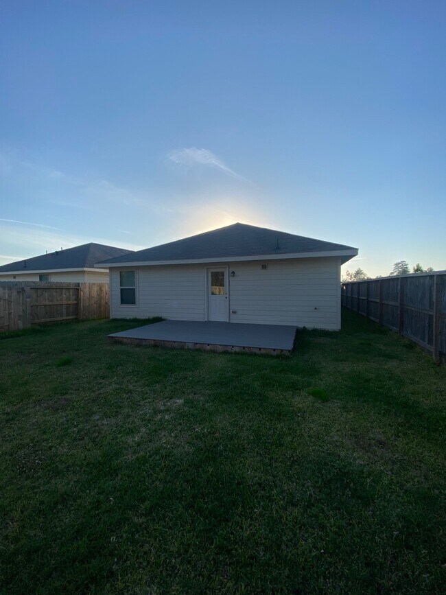 Building Photo - 1411 Las Cuevas Dr