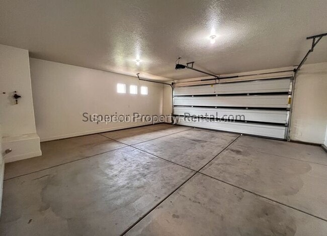 Building Photo - 4 bed, 2.5 bath home w/2 car garage