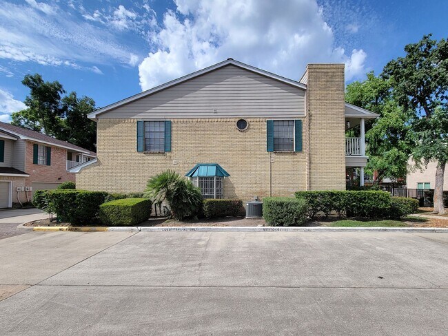 Building Photo - 2220 Bering Dr