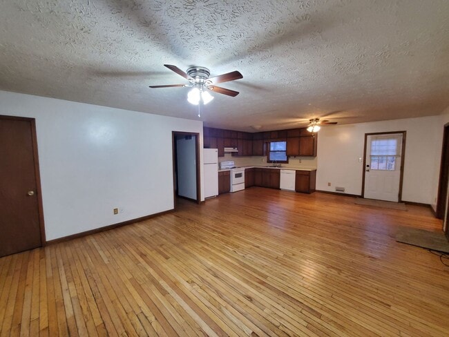 Building Photo - Great location and Schools