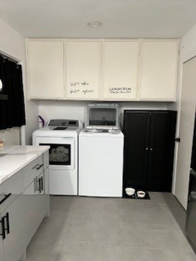 Building Photo - Remodeled in 2025 Home in Peacock Hills 55+