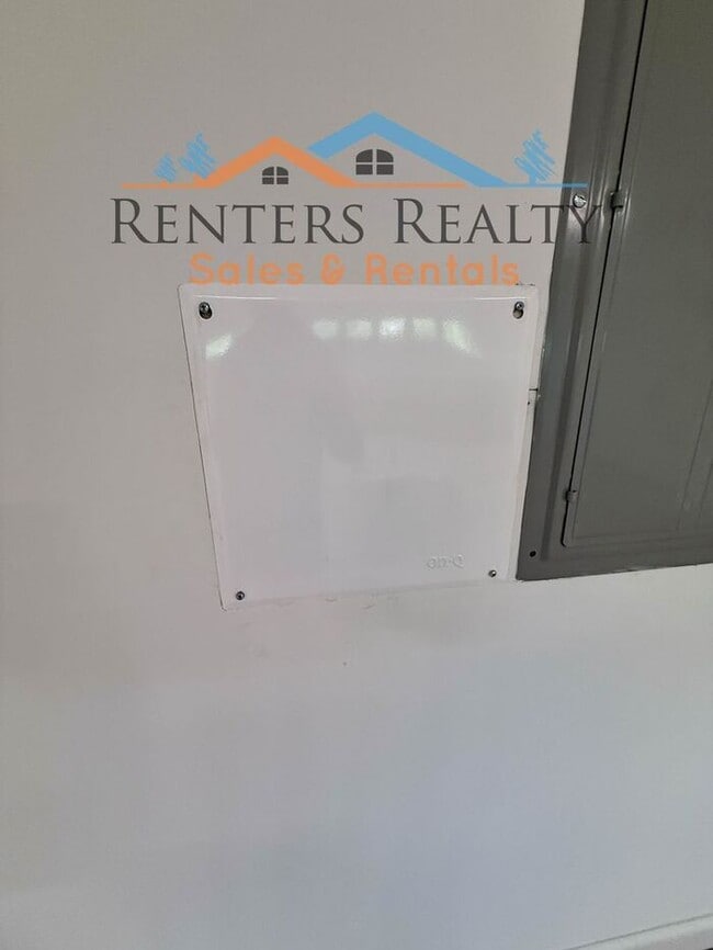 Building Photo - Stunning 3 Bedroom with Rooftop Terrace