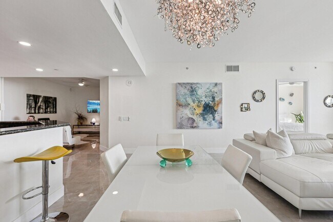 Building Photo - 2640 Lake Shore Dr