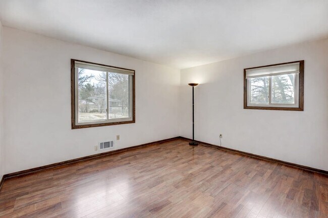 Building Photo - Great 3bed 2bath Single Family Home in Prime Eden Prairie Neighborhood