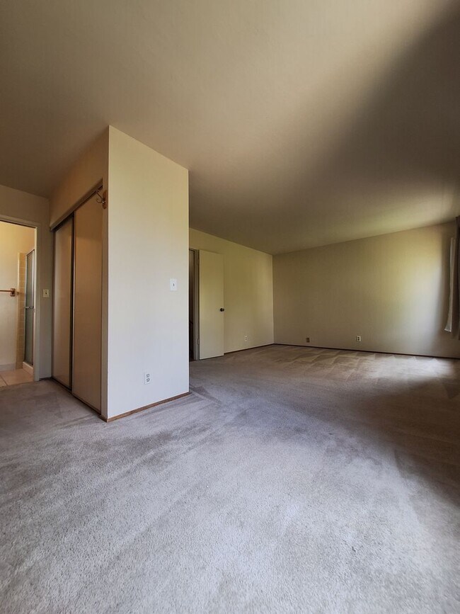Building Photo - Spacious 4bd Tri-Level Home w/Central Heat...