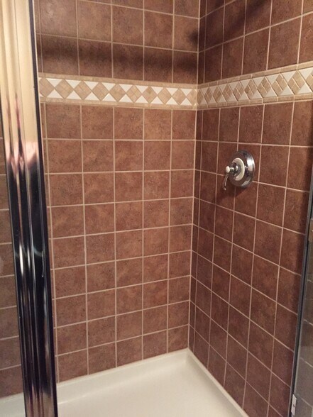 Tile Shower - 6236 Cate Farm Ct SE