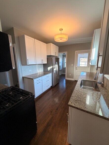 Building Photo - 856 Woodlawn Ave