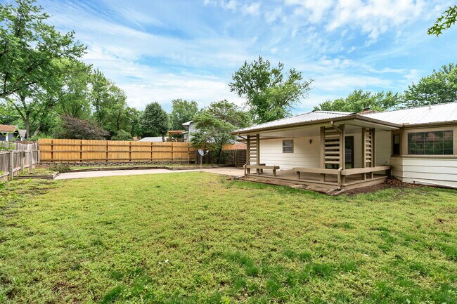 Building Photo - 1306 Brookfield Ln