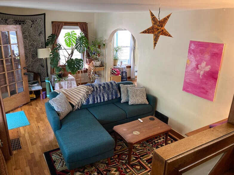 Living room - 1228 W Barnes Ave