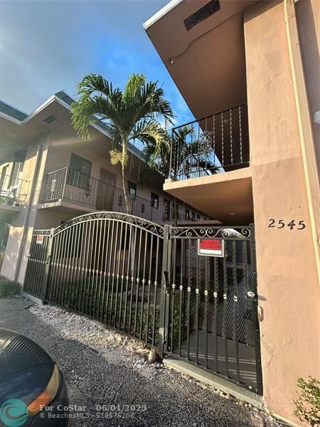 Primary Photo - 2545 Taft St
