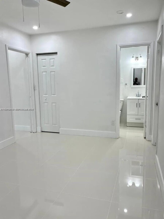 Building Photo - 725 NE 126th St