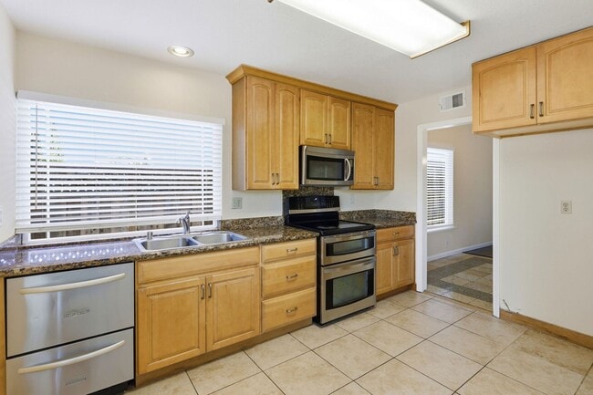 Building Photo - 663 Albion Dr