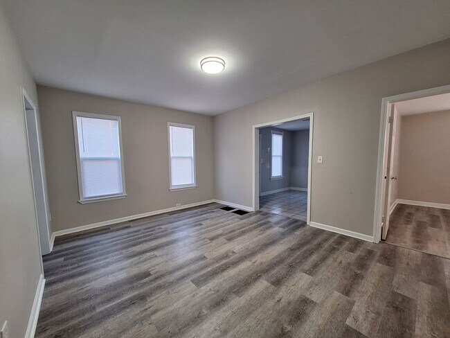 Building Photo - Spacious lower level 2 bedroom