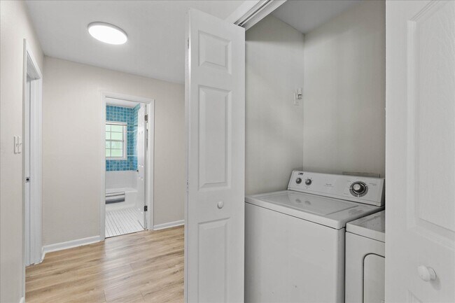 Building Photo - 2425 Bruce Ln