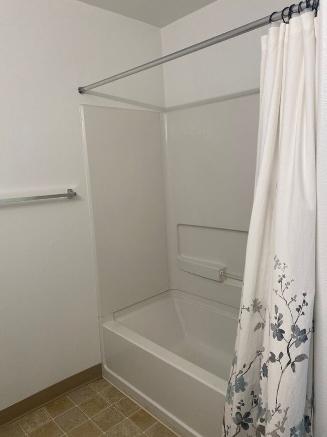 Building Photo - Location Location Location ~2 Bedroom 2.5 ...