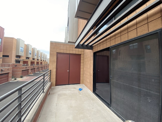 Building Photo - 330 S Farmer Ave