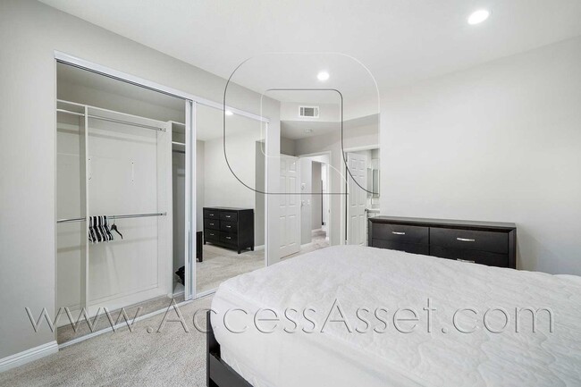 Building Photo - Luxury 2 Bed/2 Bath Condo Home In The Desi...