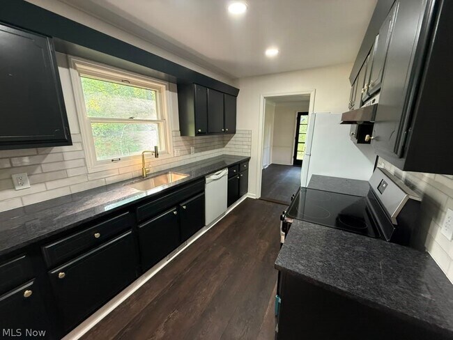 Building Photo - 6939 Highland Dr
