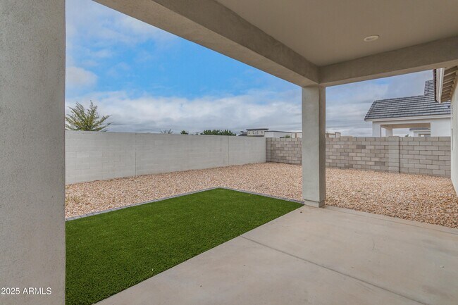 Building Photo - 305 E Leland Rd