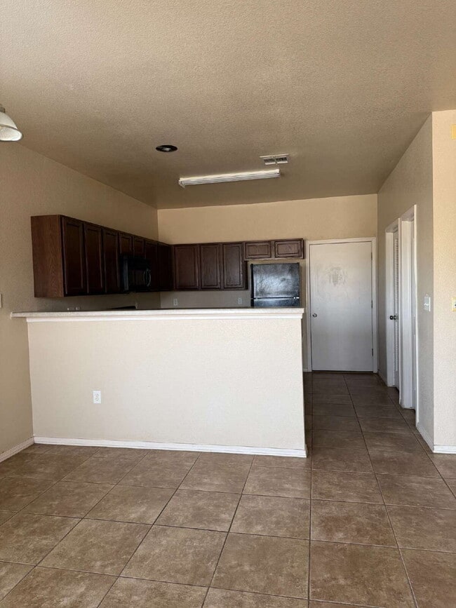 Building Photo - Cozy three-bedroom two bath at a great location! 10429 Silvercloud Drive, El Paso, Texas 79924