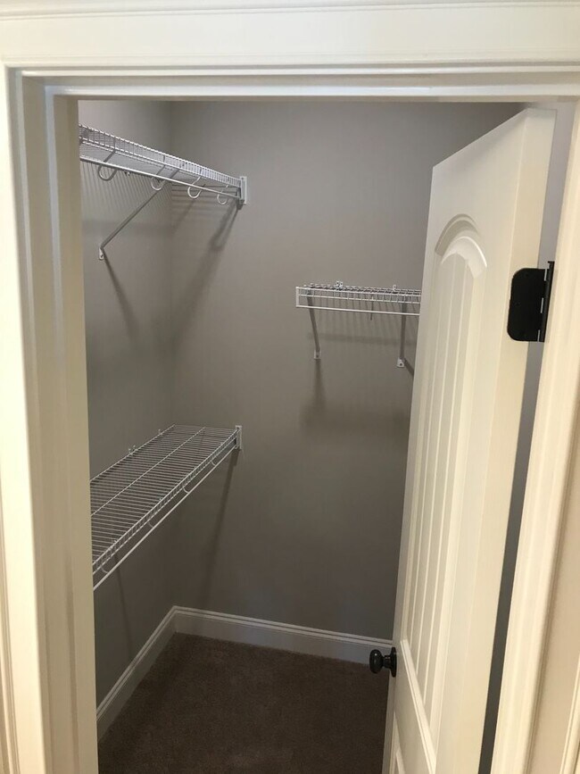 Building Photo - Townhome Available for June!