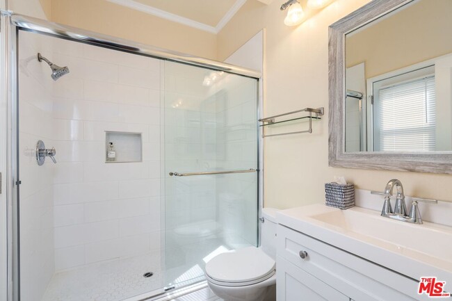 Building Photo - 5683 Hazelcrest Cir