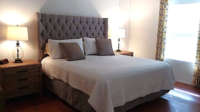 Building Photo - 1645 Hickory Grove Ln