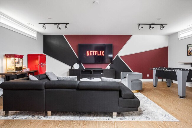 Building Photo - 1616 Pleasant St