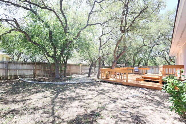 Building Photo - Updated 3 Bed / 2 Bath One-Story Home in S...