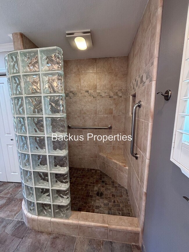 Building Photo - Wonderful three bedroom home on an acre lot in Royal Oaks