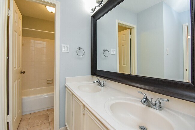 Building Photo - 807 Hyacinth Pl
