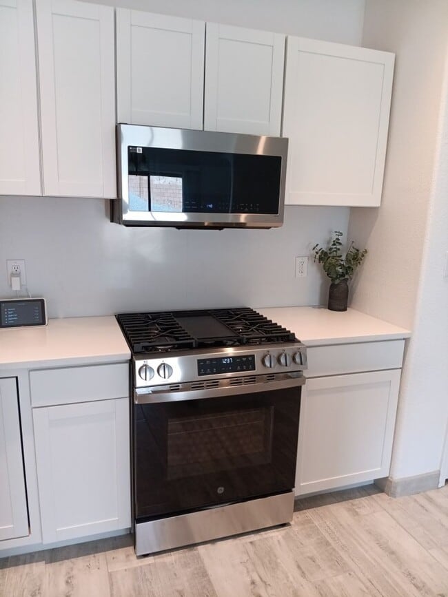 Building Photo - Newly-renovated 3 bedroom, 2 bathroom in Los Lunas! All new appliances! HUGE yard! Showings avail...