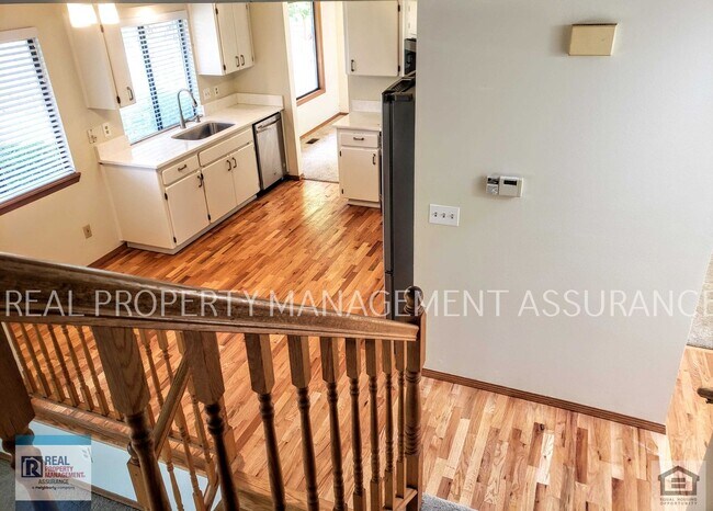 Building Photo - Charming 3 Bedroom Home With A 2 Car Garage!!