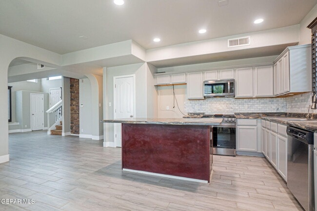 Building Photo - 13292 Emerald Isle St