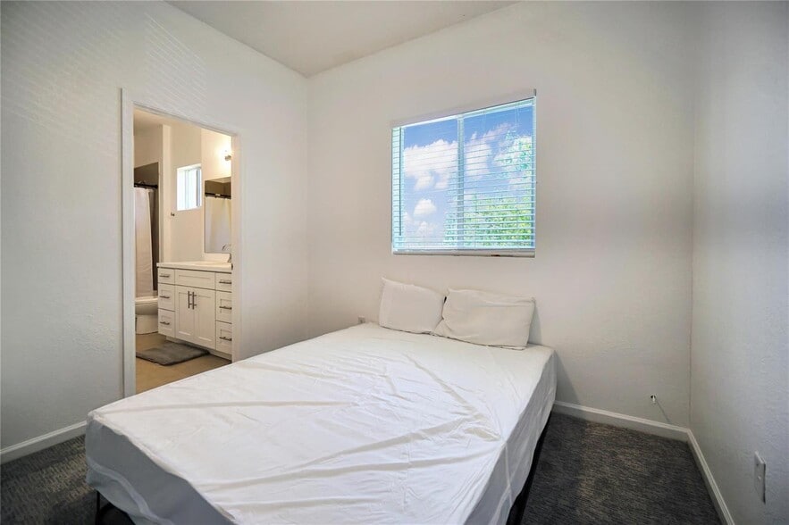 Building Photo - 378 NE 47th Pl