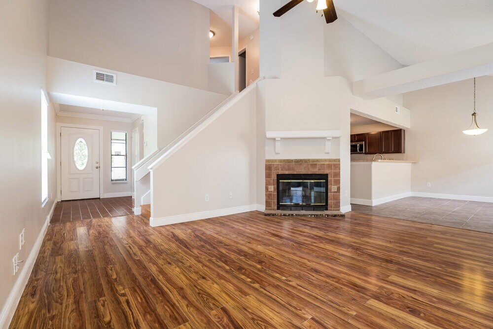 Building Photo - 402 E Springtree Way