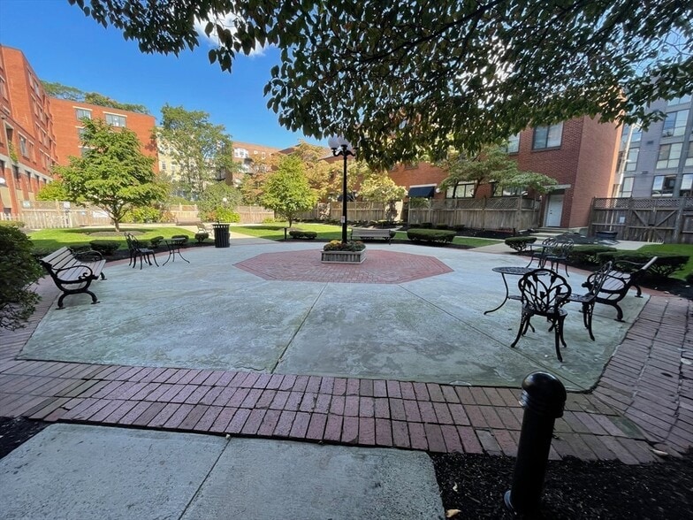 Building Photo - 85 Brainerd Rd