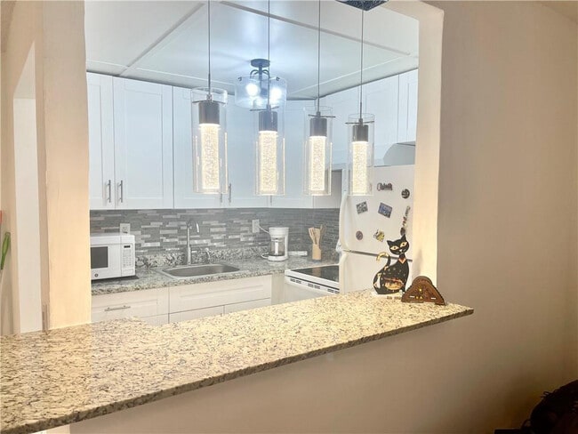 Building Photo - 446 Fanshaw K