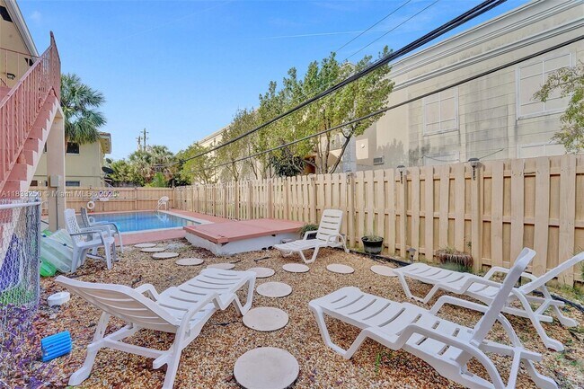 Building Photo - 2909 Middle River Dr
